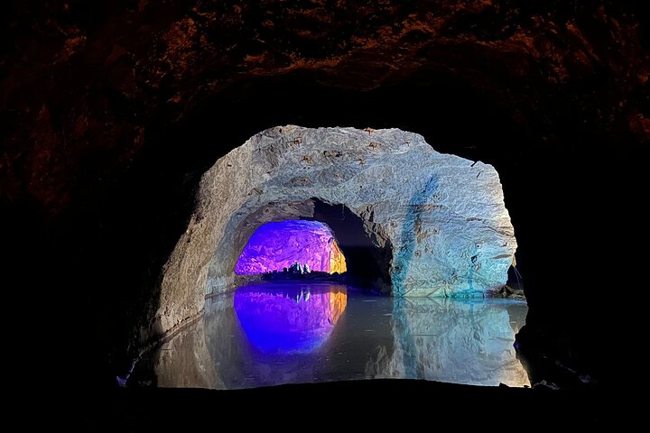 Vienna : Vienna Forest Tour with Underground Lake and Wine Tasting