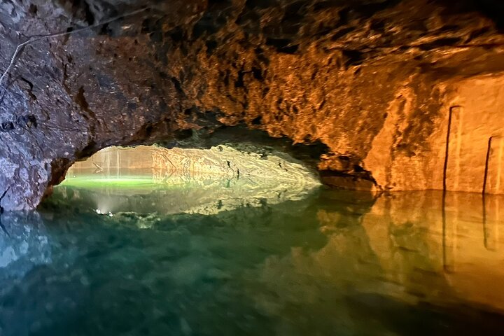 Vienna : Vienna Forest Tour with Underground Lake and Wine Tasting