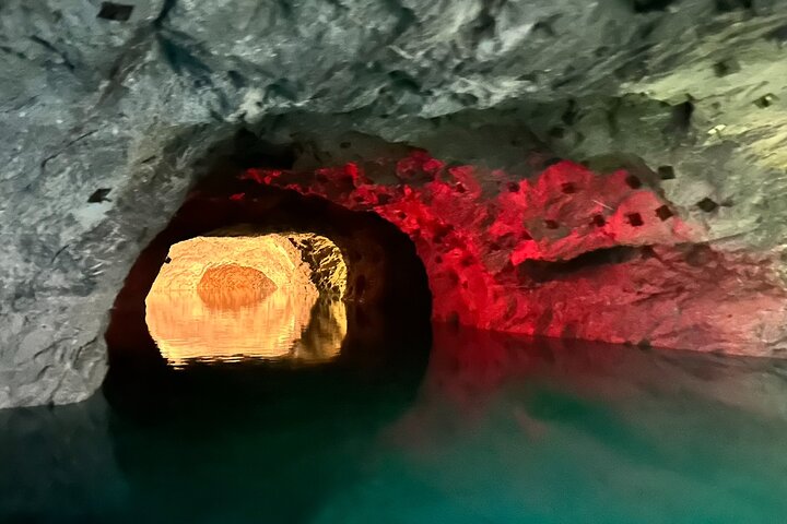 Vienna : Vienna Forest Tour with Underground Lake and Wine Tasting