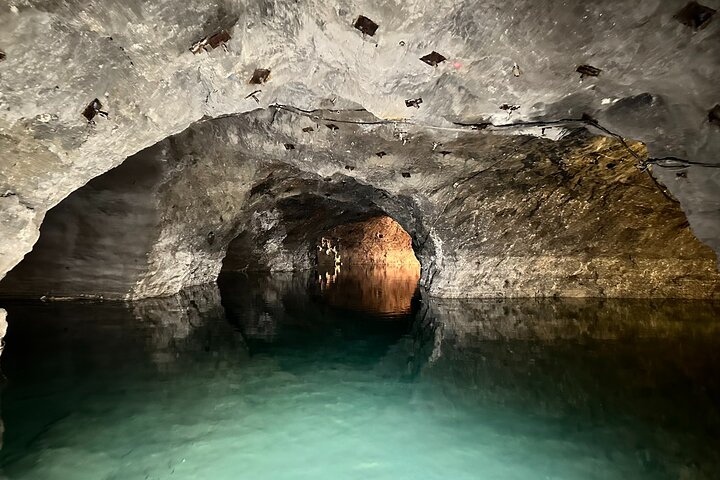 Vienna : Vienna Forest Tour with Underground Lake and Wine Tasting