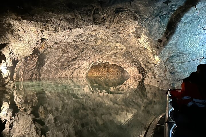 Vienna : Vienna Forest Tour with Underground Lake and Wine Tasting