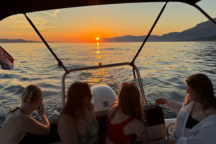 Makarska Sunset Speedboat Tour & Swim Stop on Brač