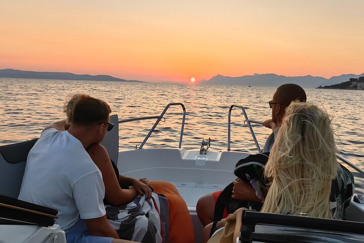 Makarska Sunset Speedboat Tour & Swim Stop on Brač