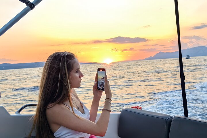 Makarska Sunset Speedboat Tour & Swim Stop on Brač