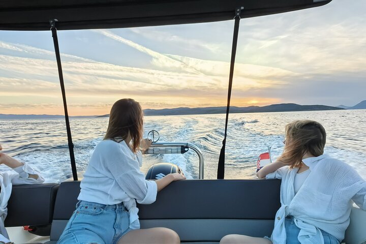 Makarska Sunset Speedboat Tour & Swim Stop on Brač