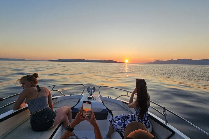 Makarska Sunset Speedboat Tour & Swim Stop on Brač