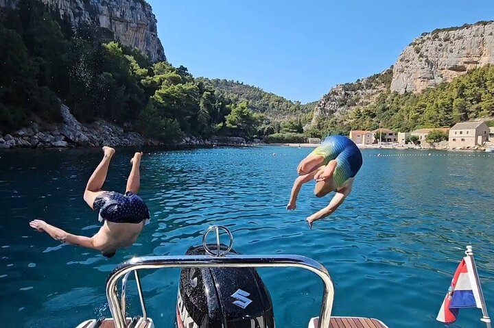 Makarska 3-Island Speedboat Tour: Blue Cave on Hvar & Blue Lagoon