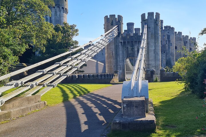 Conwy Town & Castle exterior open group tour with official guide
