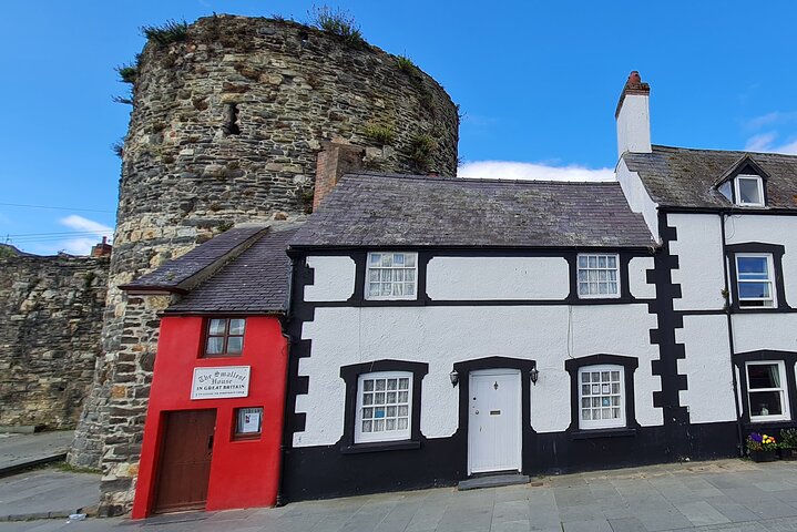 Conwy Town & Castle exterior open group tour with official guide