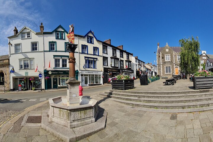 Conwy Town & Castle exterior open group tour with official guide