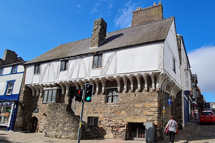 Conwy Town & Castle exterior open group tour with official guide