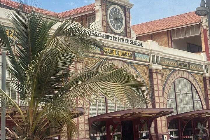 Dakar in 3h: Full tour by traditional fast coach