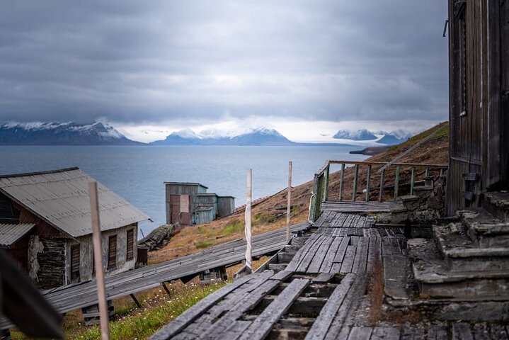 From Longyearbyen photo tour: Mysterious Barentsburg