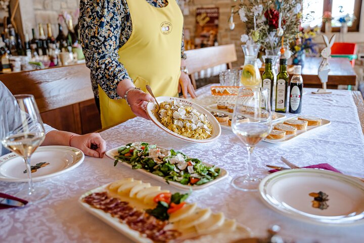 Truffle Hunting and 3-course Truffle Brunch in Motovun