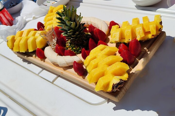 Daily cruises to Dia Island with All -Inclusive Meal and drinks