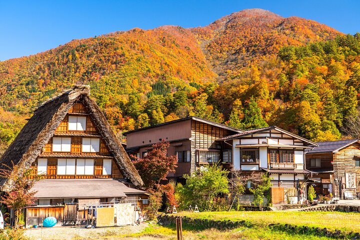 One Way Bus from Kanazawa to Takayama with a stop at Shirakawago