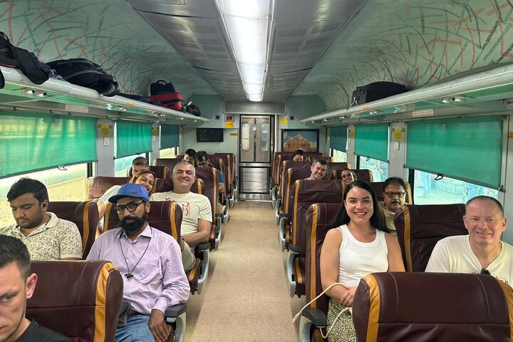 Delhi to Agra and Taj Mahal Private Day Trip by Express Train with Lunch