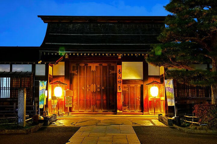 Takayama: Private Night Walking Tour with Dinner