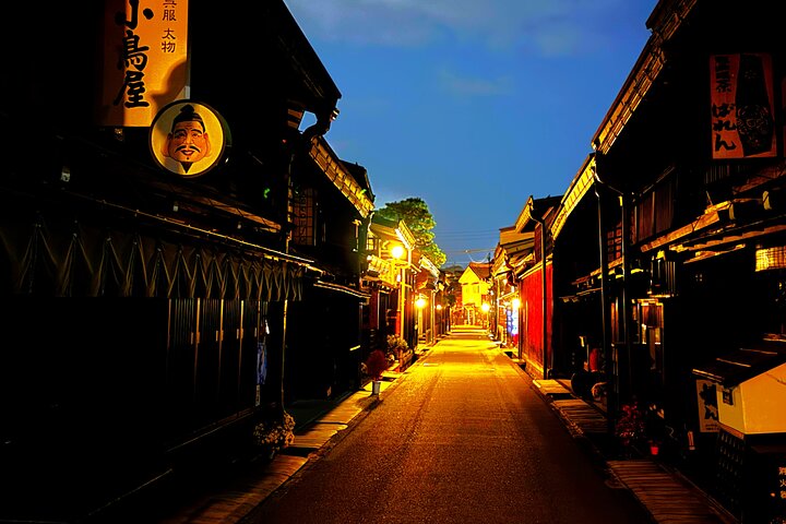 Takayama: Private Night Walking Tour with Dinner