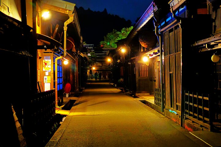 Takayama: Private Night Walking Tour with Dinner