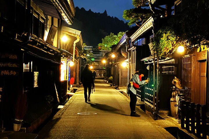 Takayama: Private Night Walking Tour with Dinner