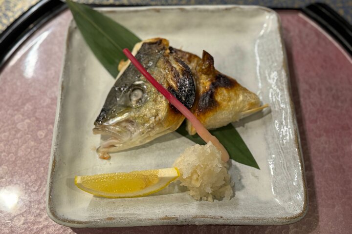 Takayama: Private Night Walking Tour with Dinner