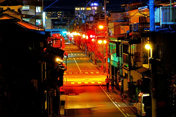 Takayama: Private Night Walking Tour with Dinner