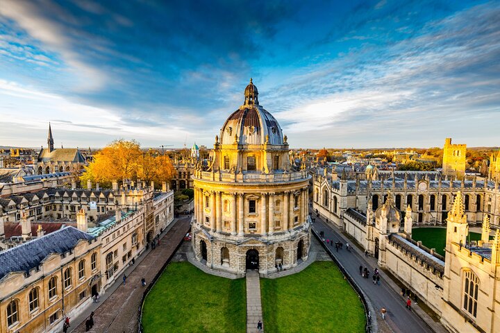 Oxford University and Harry Potter Tour with Live Entertainment