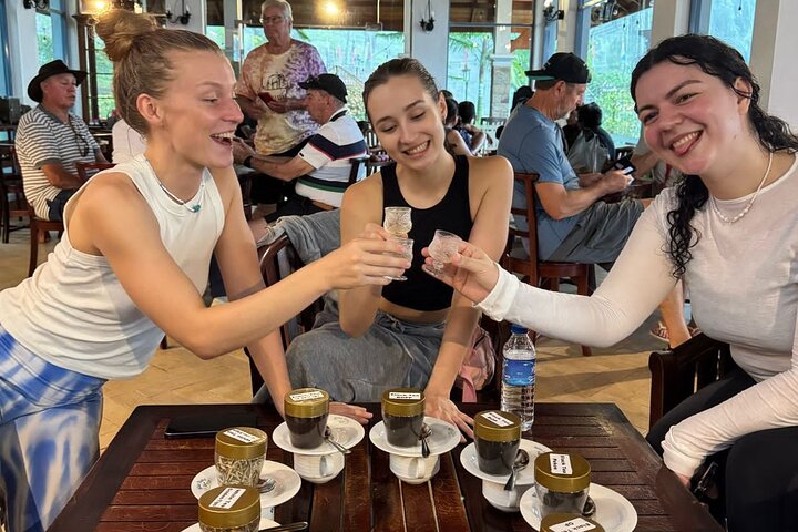 Nuwara Eilya Tea Plucking &Tasting waterfalls tours