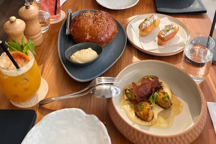 Auckland: Waiheke Island Seafront Lunch & Premium Wine Tour