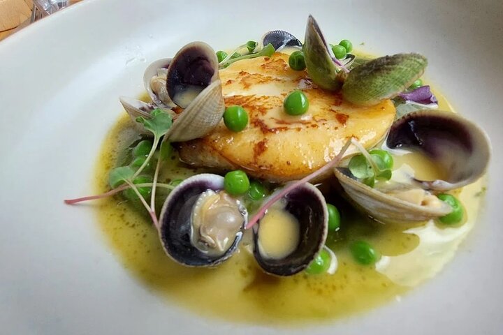 Auckland: Waiheke Island Seafront Lunch & Premium Wine Tour