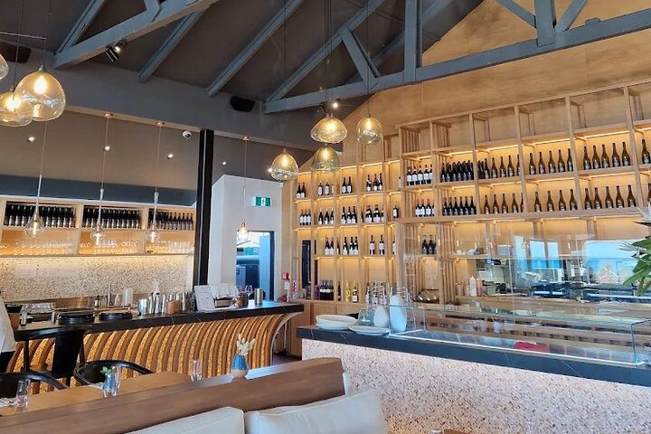 Auckland: Waiheke Island Seafront Lunch & Premium Wine Tour