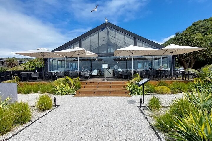 Auckland: Waiheke Island Seafront Lunch & Premium Wine Tour