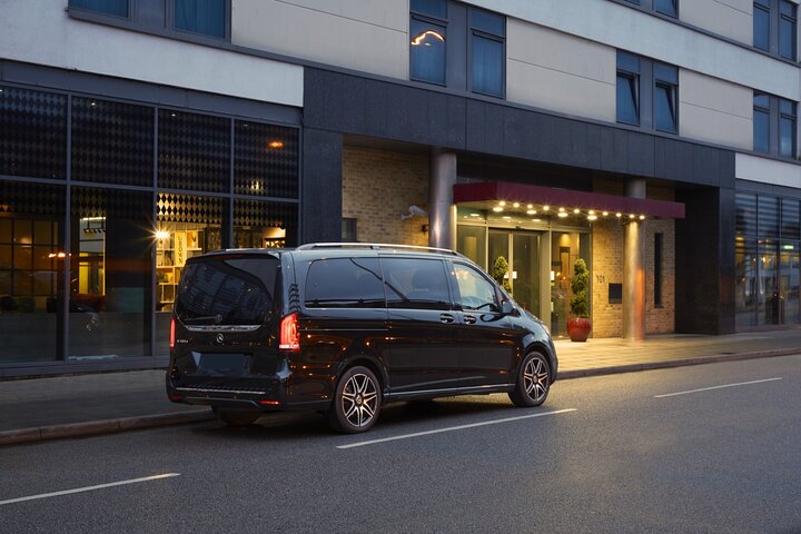 Private Transfer Paris ↔ Versailles Palace (Round Trip) by van