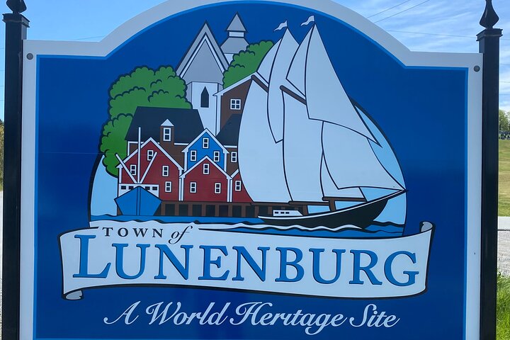Peggy's Cove, Lunenburg and Titanic Cemetery Full Day Tour