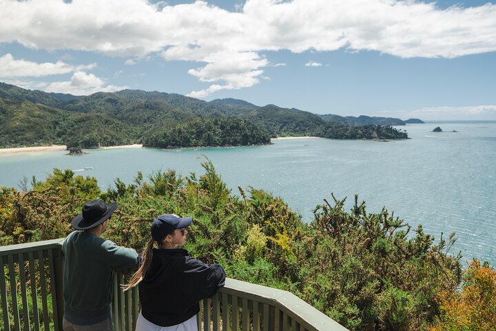 Full-Day Abel Tasman National Park Hiking Tour with Cruise
