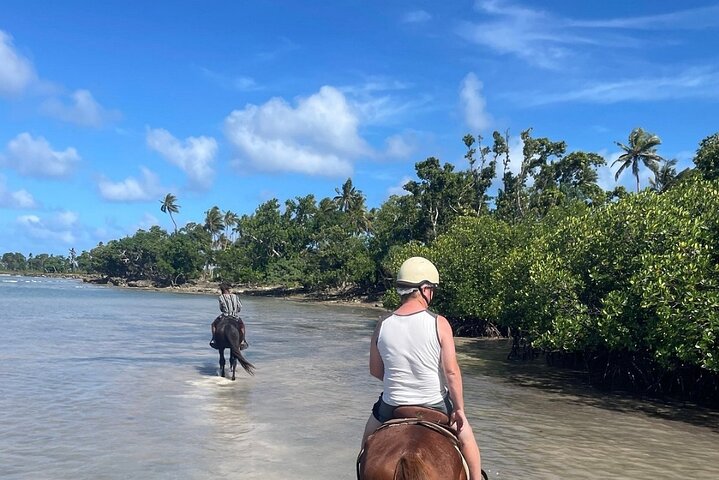 Horse Riding in Port Vila with Yumi Tours