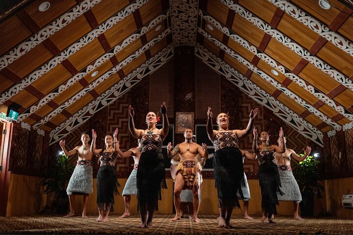 Auckland: Rotorua Tour with Waiotapu, Te Puia and Maori Haka