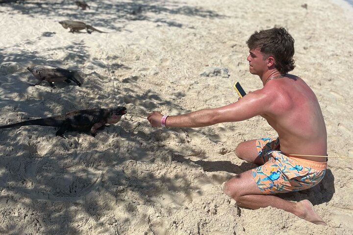 Great Exuma: Private Island-Hopping Boat Tour with Swimming Pigs