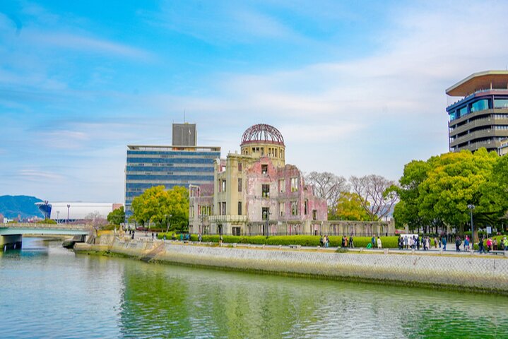 Hiroshima and Miyajima Day Trip with Itsukushima Shrine & Ferry