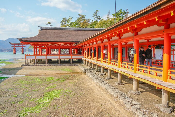 Hiroshima and Miyajima Day Trip with Itsukushima Shrine & Ferry
