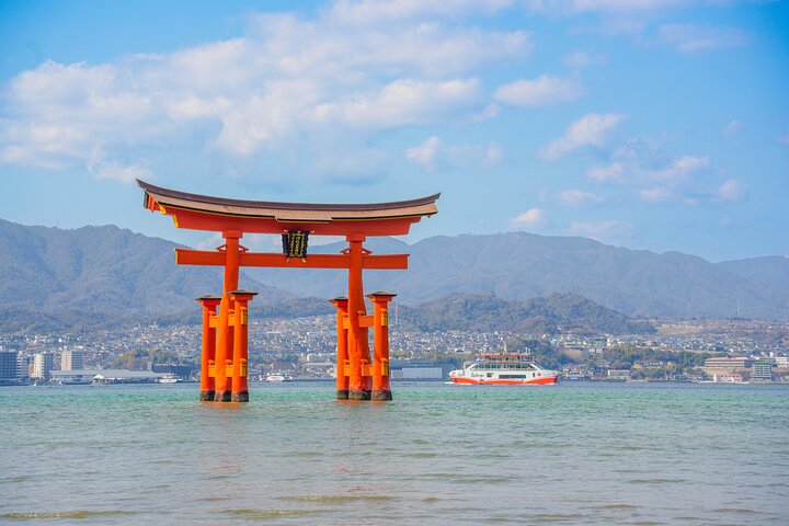 Hiroshima and Miyajima Day Trip with Itsukushima Shrine & Ferry