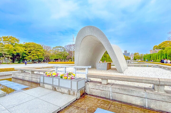 Hiroshima and Miyajima Day Trip with Itsukushima Shrine & Ferry