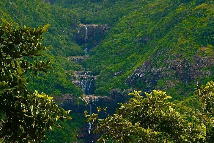 Hiking 7 Waterfalls Experience in Mauritius with Lunch