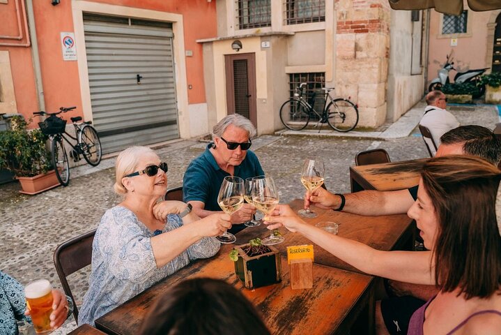 Verona All in one: Food Walking Tour, Lunch & Wine