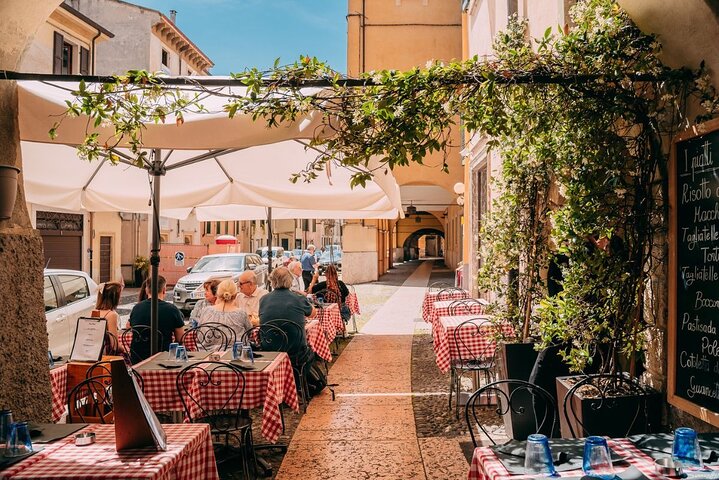 Verona All in one: Food Walking Tour, Lunch & Wine