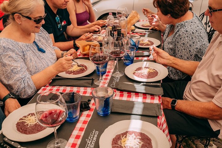 Verona All in one: Food Walking Tour, Lunch & Wine