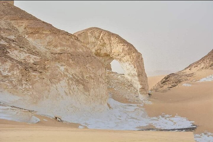 2-Day Bahariya Oasis White and Black Overnight Camping Jeep Tour