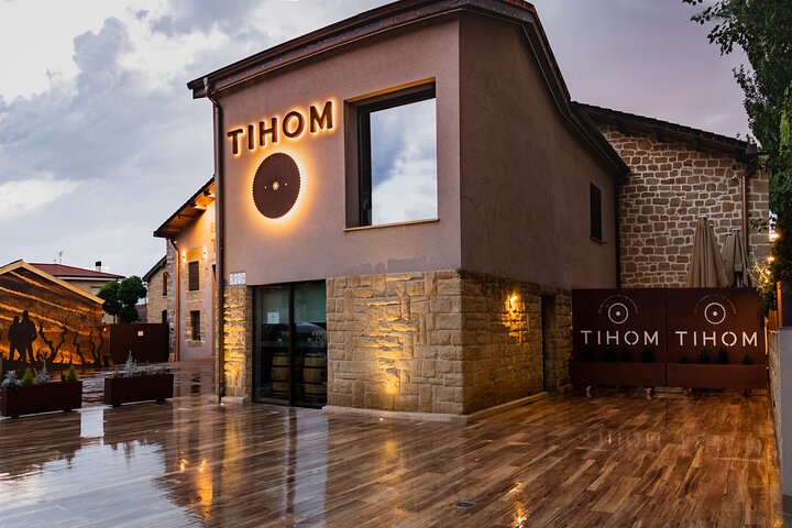 Visit to the winery with a tasting of 3 wines and appetizers
