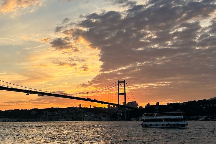 Enjoy Istanbul’s Bosphorus:2-Hour Daytime, Sunset & Night Cruises